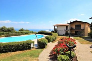 BEREITS VERKAUFT/VERMIETET 2-Zimmer-Wohnung in ruhiger Lage mit Pool und traumhaften Seeblick